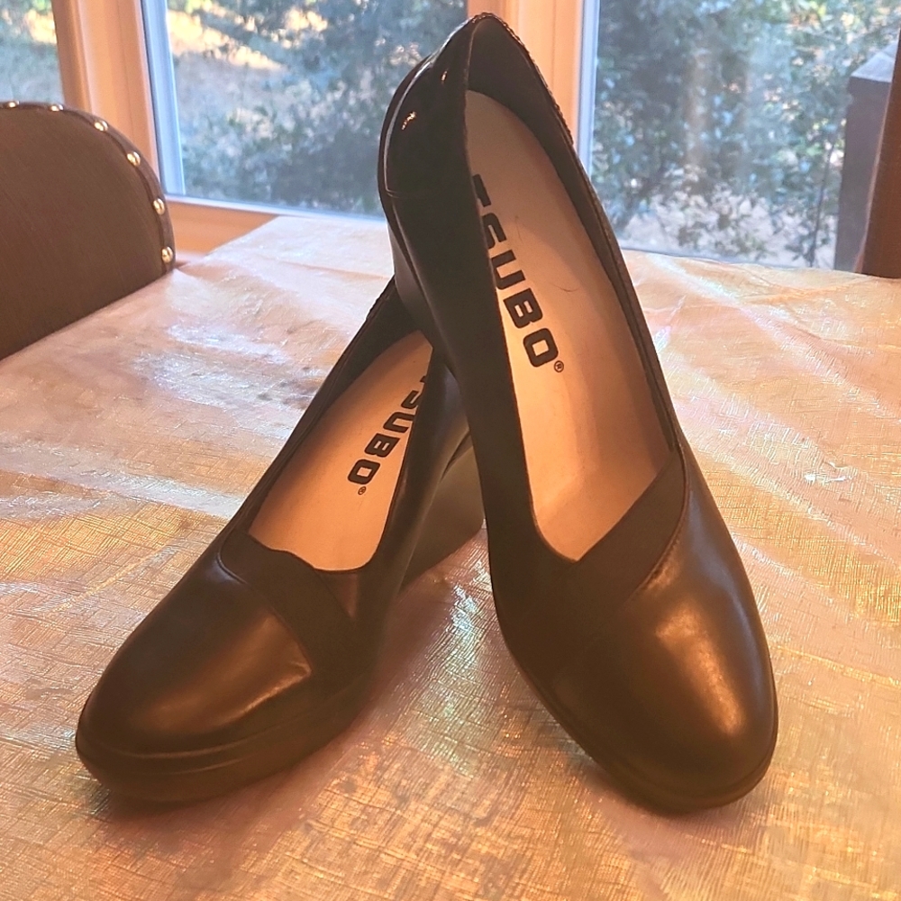 Euc tsubo black wedges size 7.5